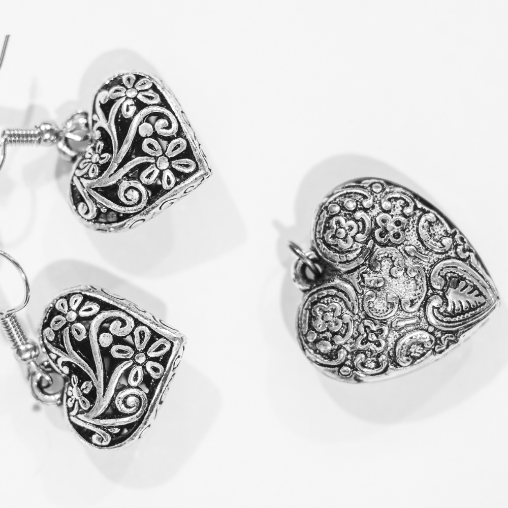 Silver Plated 1" Puffed Earrings.